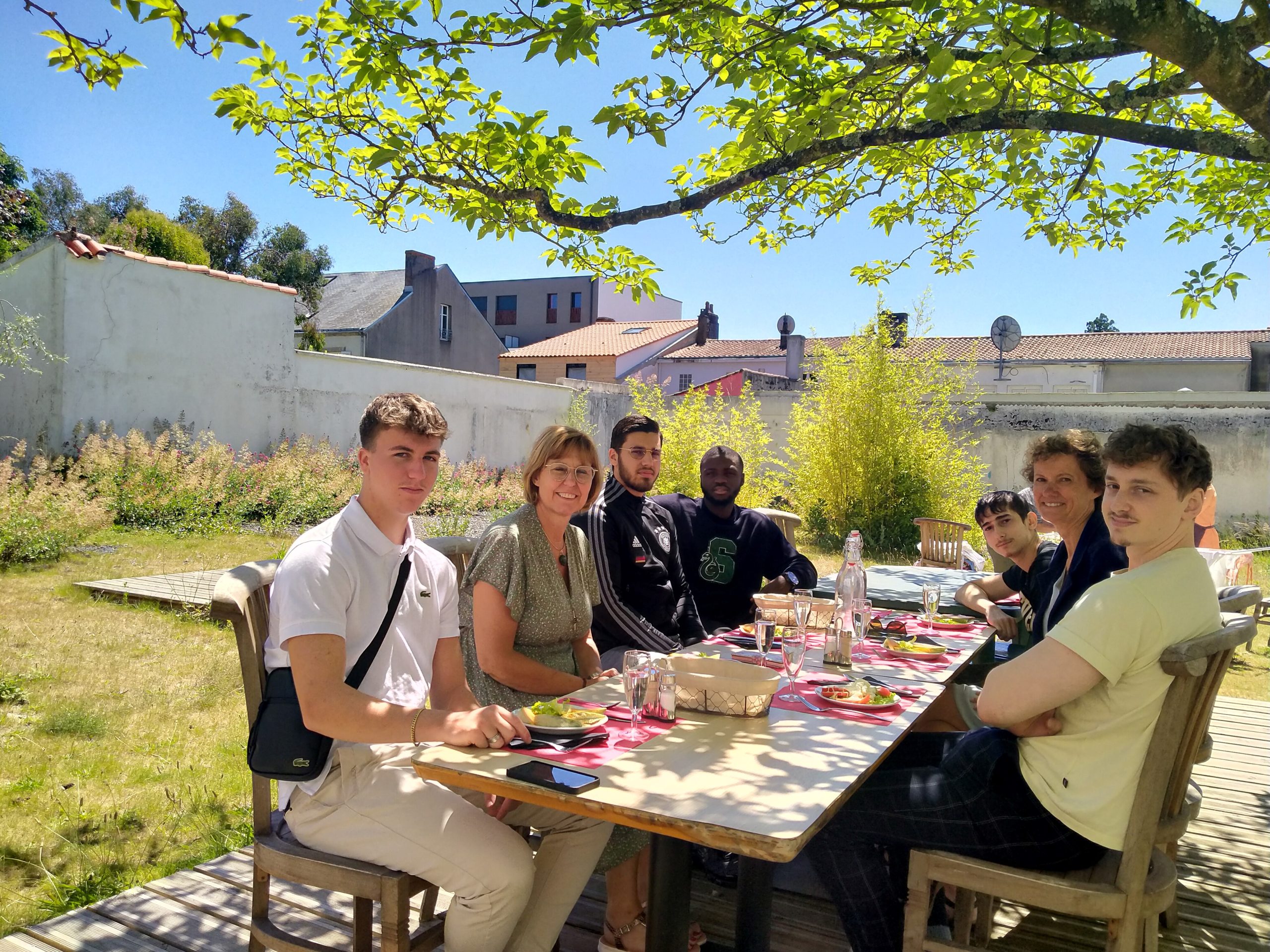 groupe-jeunes-table-dej