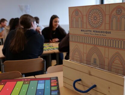 Une mallette pédagogique gratuite « Rebâtir Notre-Dame de Paris » pour faire découvrir aux jeunes les métiers à l'œuvre pour la restauration de la cathédrale